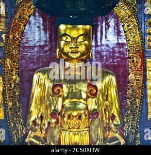 Tempio di Baotong: La Sala del Buddha di Giada, statua dorata di Buddha. Wuhan, Cina Foto Stock