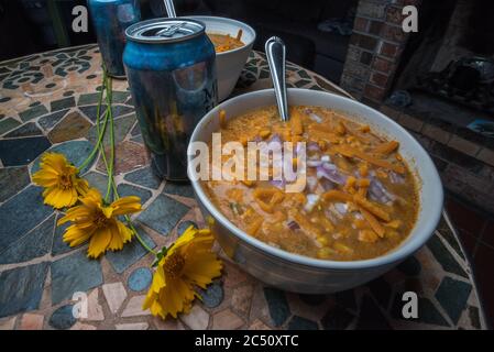 Zuppa di mais vegana con formaggio cheddar di faux cotto a casa. Foto Stock