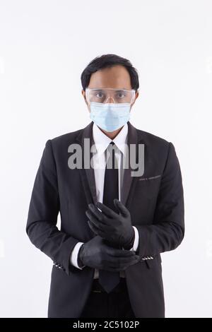 Persone che lavorano con nuovi formati normali.indossare maschere, guanti e occhiali trasparenti. Prevenire i virus. Covid -19 Foto Stock