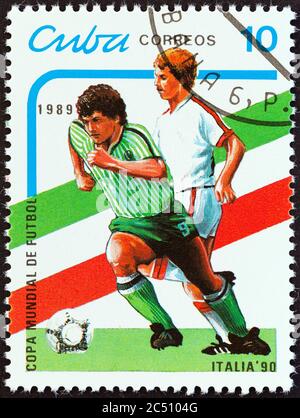 CUBA - CIRCA 1989: Un francobollo stampato a Cuba dal 'Campionato del mondo di calcio, Italia 1990' mostra calciatori, circa 1989. Foto Stock