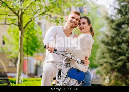 Soddisfatto giovane uomo e donna abbracciando sognando sguardo Foto Stock