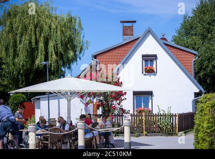 Zingst, Germania. 24 Giugno 2020. I turisti nel resort Baltico Zingst. Gli alberghi, le pensioni e i campeggi nelle regioni turistiche del Meclemburgo-Vorpommern sono attualmente molto ben utilizzati. Credit: Jens Büttner/dpa-Zentralbild/ZB/dpa/Alamy Live News Foto Stock