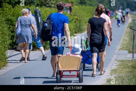 Zingst, Germania. 24 Giugno 2020. I turisti nel resort Baltico Zingst. Gli alberghi, le pensioni e i campeggi nelle regioni turistiche del Meclemburgo-Vorpommern sono attualmente molto ben utilizzati. Credit: Jens Büttner/dpa-Zentralbild/ZB/dpa/Alamy Live News Foto Stock