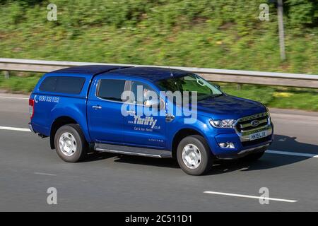 2019 blu Ford Ranger 3.2 TDCi Limited 1 Double Cab Pickup Auto 4WD 4dr; traffico veicolare veicoli in movimento, automobili che guidano veicolo su strade del Regno Unito, motori, motori sulla rete autostradale M6. Foto Stock