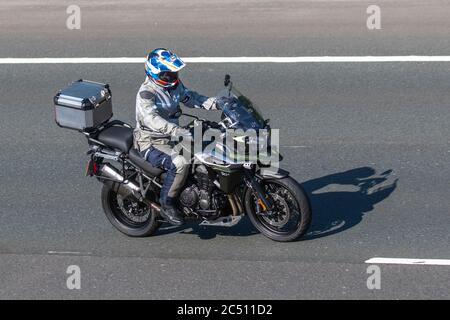 Triumph Tiger Motorbike; due ruote di trasporto, moto, veicolo, strade, moto, motociclisti che guidano a Chorley, Regno Unito Foto Stock