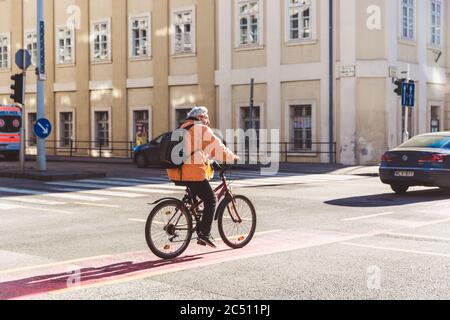 BUDAPEST, UNGHERIA - 17 gennaio 2019: Cittadino in bicicletta sulla strada centrale di Budapest. Foto Stock