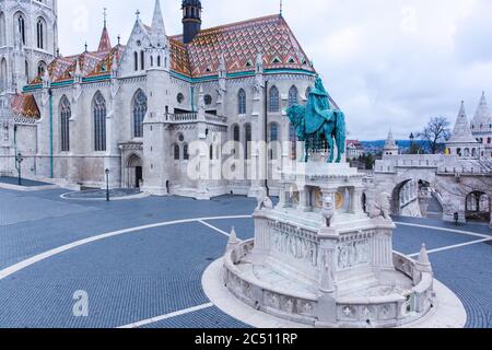 Chiesa cattolica di Mattia e Statua di Santo Stefano sul Bastione dei pescatori a Budapest, Ungheria Foto Stock