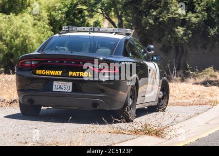 14 giugno 2020 Mountain View / CA / USA - autostrada Patrol veicolo parcheggiato sul lato sinistro di un ingresso superstrada; la California Highway Patrol (CHP) è Foto Stock