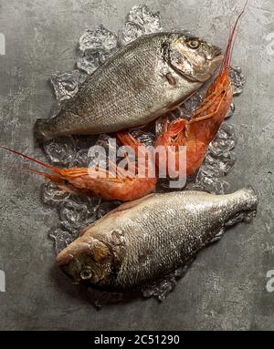 Due pesci e gamberi dorado crudi. Foto Stock