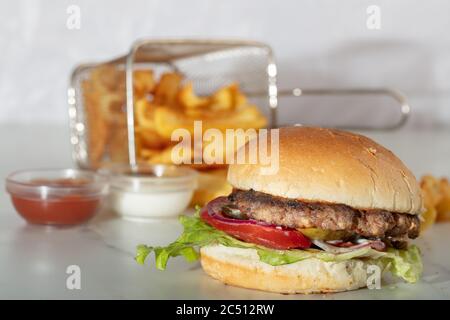 Hamburger sandwich, patate fritte, insalata fresca, servita nel ristorante, sfondo bianco, menu foto cibo Foto Stock