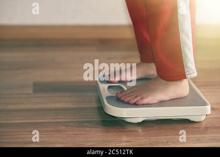 obesità negli esseri umani, misurazione del peso Foto Stock