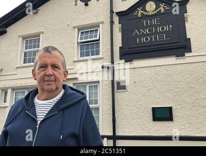 Alan Banks, il proprietario dell'Anchor Hotel nella città di Saltney, che è in parte nel Flintshire, Galles del Nord, e in parte a Cheshire, Inghilterra. Foto Stock