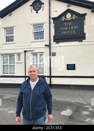 Alan Banks, il proprietario dell'Anchor Hotel nella città di Saltney, che è in parte nel Flintshire, Galles del Nord, e in parte a Cheshire, Inghilterra. Foto Stock