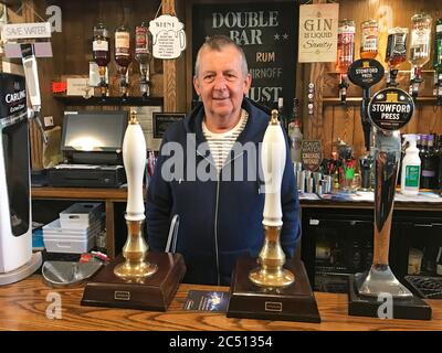 Alan Banks, il proprietario dell'Anchor Hotel nella città di Saltney, che è in parte nel Flintshire, Galles del Nord, e in parte a Cheshire, Inghilterra. Foto Stock
