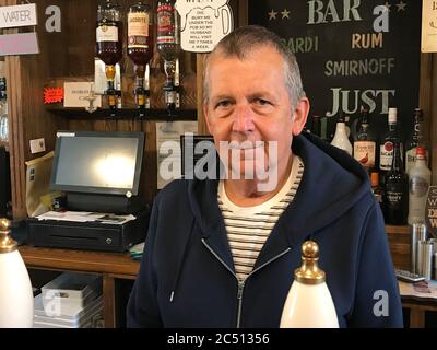 Alan Banks, il proprietario dell'Anchor Hotel nella città di Saltney, che è in parte nel Flintshire, Galles del Nord, e in parte a Cheshire, Inghilterra. Foto Stock