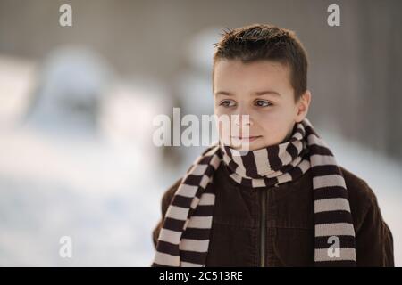 gioie invernali, il ragazzo gioca fuori in inverno Foto Stock