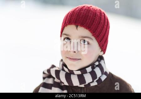 gioie invernali, il ragazzo gioca fuori in inverno Foto Stock