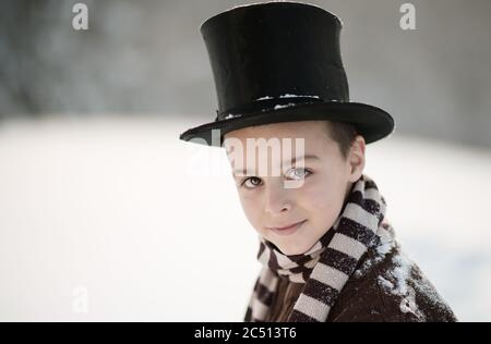 gioie invernali, il ragazzo gioca fuori in inverno Foto Stock