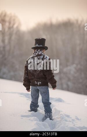 gioie invernali, il ragazzo gioca fuori in inverno Foto Stock