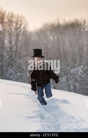 gioie invernali, il ragazzo gioca fuori in inverno Foto Stock