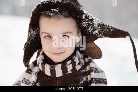 gioie invernali, il ragazzo gioca fuori in inverno Foto Stock