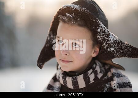 gioie invernali, il ragazzo gioca fuori in inverno Foto Stock