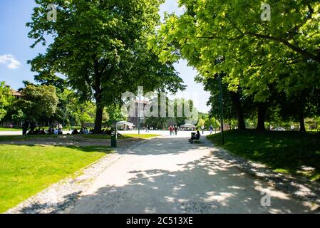 Milano. Italia - 22 maggio 2019: Parco Sempione (Parco Sempione) a Milano con turisti a piedi. Italia. Cielo blu. Giorno di sole. Foto Stock