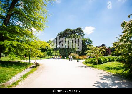 Milano. Italia - 22 maggio 2019: Parco Sempione (Parco Sempione) a Milano con turisti a piedi. Italia. Cielo blu. Giorno di sole. Foto Stock