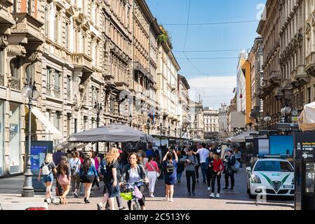 Milano. Italia - 22 maggio 2019: Via Dante a Milano. Folla di persone. Strada pedonale. Foto Stock