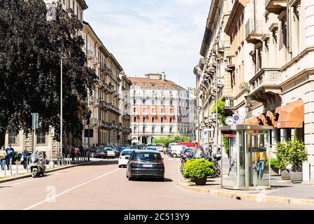 Milano. Italia - 22 Maggio 2019: Via Caradosso a Milano. Architettura storica. Negozi e ristoranti. Foto Stock