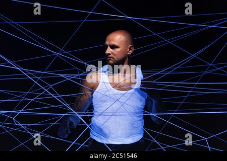 Foto di uomo calvo aggrovigliato con fili bianchi in luce al neon Foto Stock