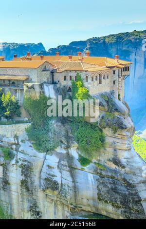 Monastero ortodosso di Varlaam sulla roccia alta scogliera, Meteora, Grecia Foto Stock