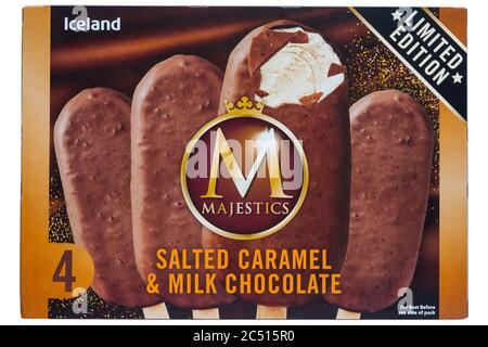 Scatola di gelato al caramello salato e al cioccolato al latte in edizione limitata Iceland Majestics isolata su sfondo bianco Foto Stock