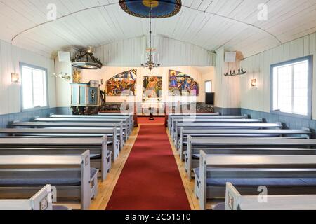 Interno della chiesa di Jukkasjarvi vicino a Kiruna con la pala d'altare realizzata dall'artista Bror Hjorth Foto Stock