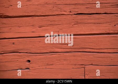 Tavole di legno di un cottage con profonda vernice rossa Falu o falun, ben noto per il suo uso su cottage e granai in legno in Svezia e Finlandia Foto Stock