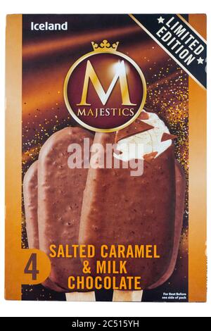 Scatola di gelato al caramello salato e al cioccolato al latte in edizione limitata Iceland Majestics isolata su sfondo bianco Foto Stock