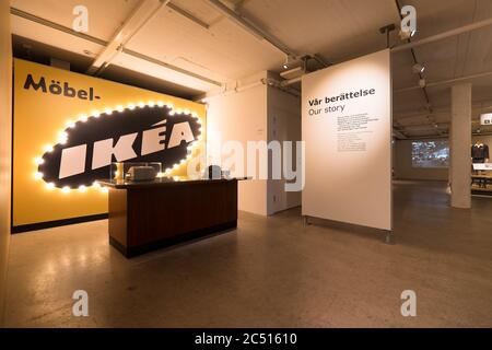 Interno del Museo IKEA di Almhult. Il logo risale al 1954. L'unico mobile non IKEA del Museo IKEA: La vecchia scrivania del fondatore Foto Stock