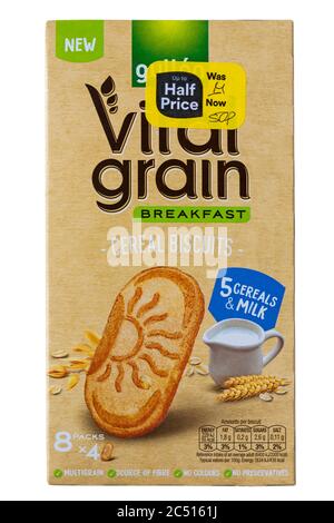 Scatola di Gullon Vital Grain colazione biscotti di cereali isolati su sfondo bianco - biscotto con cereali e latte - adesivo giallo a metà prezzo ridotto Foto Stock