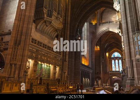 Coro e navata centrale, la cattedrale di Liverpool, la più grande cattedrale e edificio religioso in Gran Bretagna: Liverpool, Inghilterra, Regno Unito Foto Stock