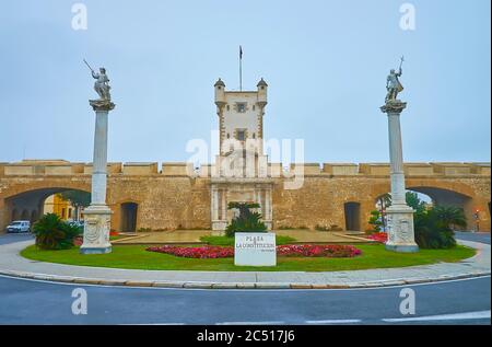 La Plaza de la Constitucion (Piazza della Costituzione) con porta di terra (Porte della Terra, Puertas de Tierra), torre, bastione, colonne bianche con statue e. Foto Stock