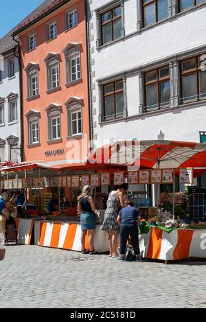 Wangen i.A., BW / Germania - 24 giugno 2020: Centro storico di Wangen im Allgau durante il mercato agricolo settimanale affollato Foto Stock
