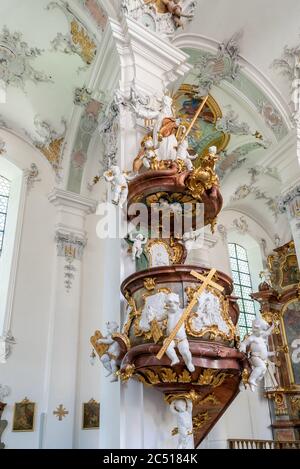 Isny, BW / Germania - 24 giugno 2020: Vista interna dell'elaborato pulpito barocco nella chiesa di San Giorgio e Jakobus a Isny, Germania meridionale Foto Stock