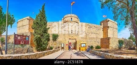 SANLUCAR, SPAGNA - 22 SETTEMBRE 2019: Panorama del castello medievale di Castillo de Santiago con enormi bastioni e torri in pietra, il 22 settembre a Sanluca Foto Stock