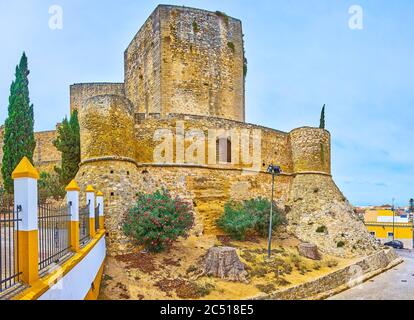 Il bastione medievale in pietra del Castello di Santiago con torri di guardia e Torre del Homenaje, che si erge sulle mura, Sanlucar, Spagna Foto Stock