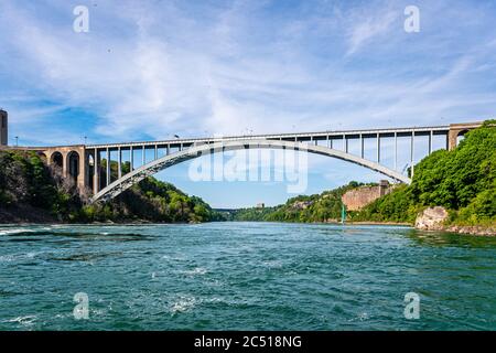 Rainbow Bridge alle Cascate del Niagara, confine con gli Stati Uniti e il Canada Foto Stock