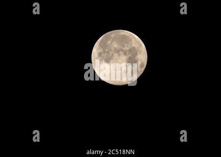 La luna di fiore si verifica quando una luna piena è entro il 10 per cento della sua distanza più vicina alla Terra Foto Stock