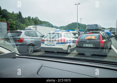 Attraversamento del confine tra Gruskovje e Macelj - Slovenia - Croazia, SLO-HR, macchina di polizia, vicolo di soccorso, il 20 giugno 2020. (Foto CTK/Libor Sojka) Foto Stock