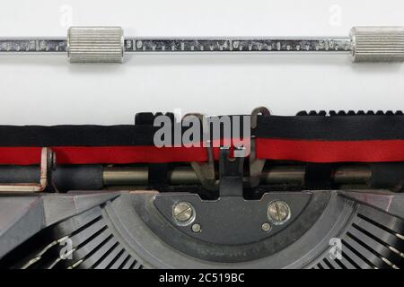 macchina da scrivere vintage molto vecchia con nastro di inchiostro nero e rosso Foto Stock