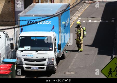 Il camion Star Track parcheggiato a St James Lane a Glebe è frequentato dal NSW Fire Brigade. Foto Stock