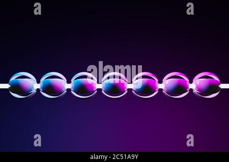 Illustrazione 3D di una palla rosa e blu al neon con petali incastrati su una corda sotto forma di perle su uno sfondo nero. Collana Cyber in re virtuale Foto Stock
